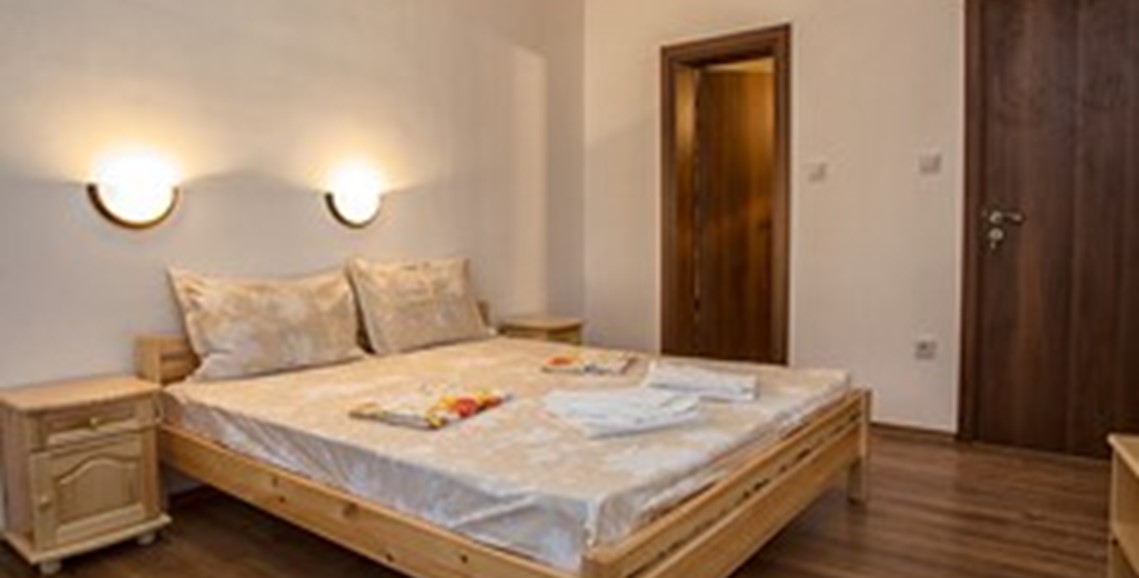 Стая със спалня и санитарен възел